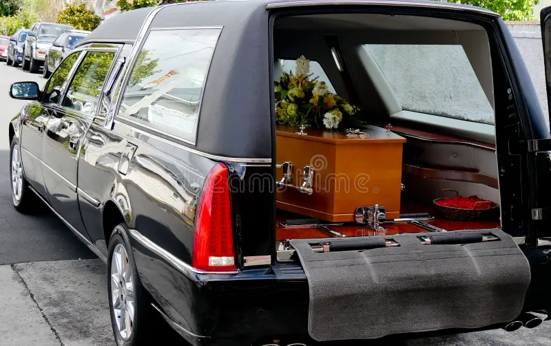 tirado-de-un-ataúd-colorido-en-coche-fúnebre-o-capilla-antes-entierro-el-cementerio-100546084